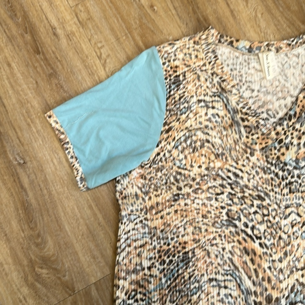 Now N Forever Blue and Animal Print Color Block Short Sleeved V-Neck Tee Shirt - Picture 2 of 8